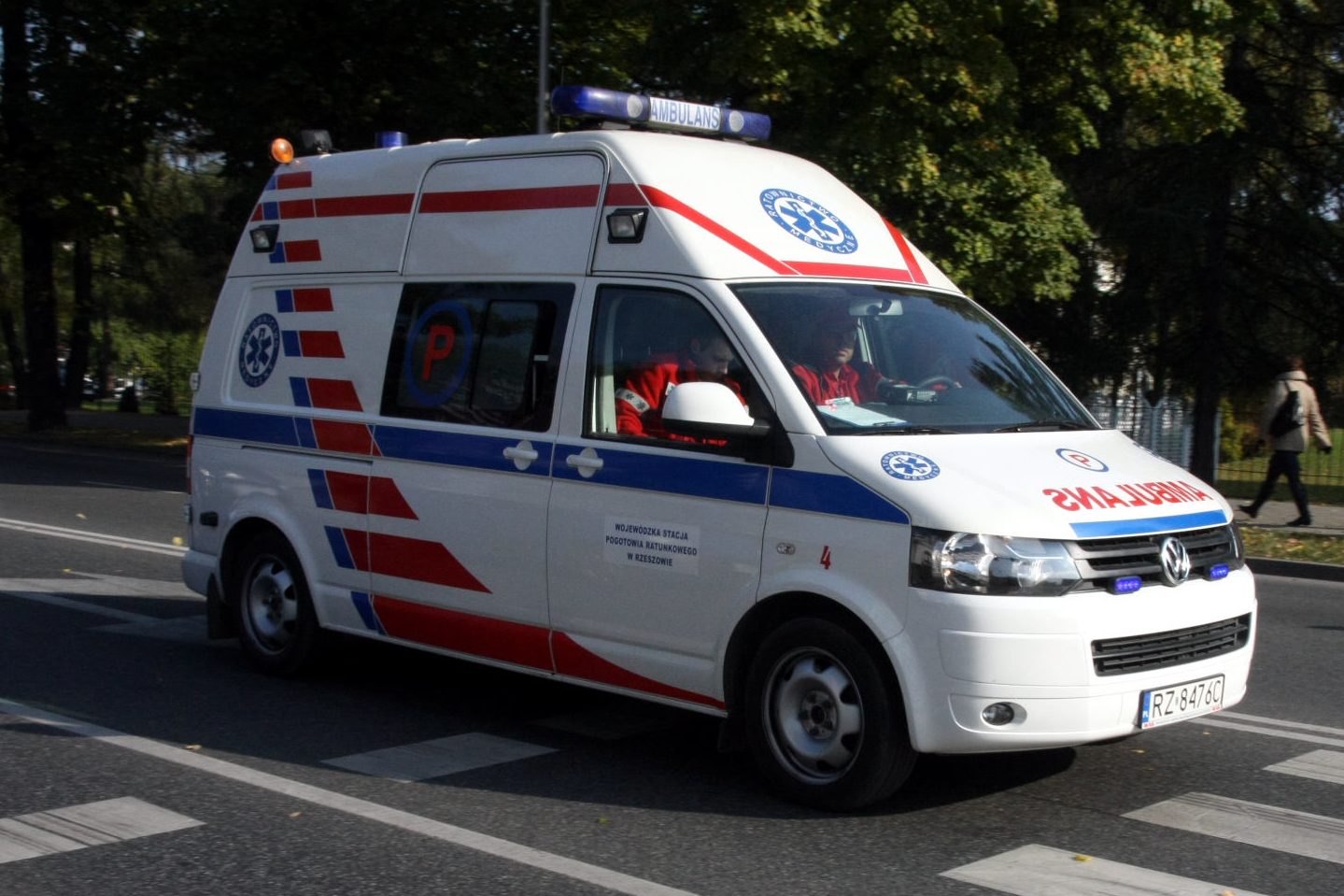Karetka pogotowia w drodze do szpitala