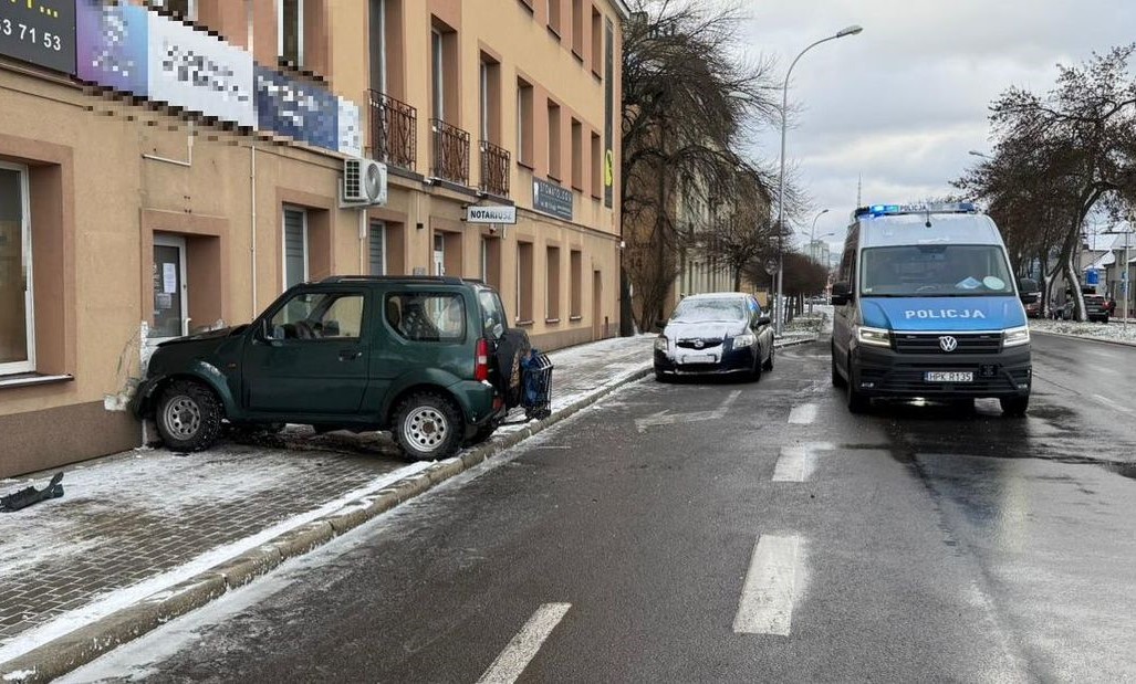 Uderzył w budynek i potrącił dwie kobiety na chodniku. Wypadek na ul. Warszawskiej w Rzeszowie