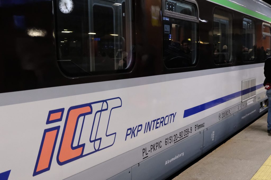 Pociąg Intercity stoi na dworcu kolejowym w Rzeszowie