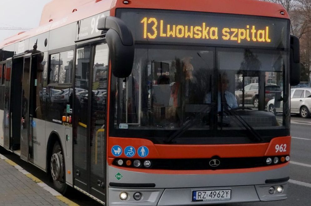 Autobus rzeszowskiego MPK na ul. Lwowskiej w Rzeszowie