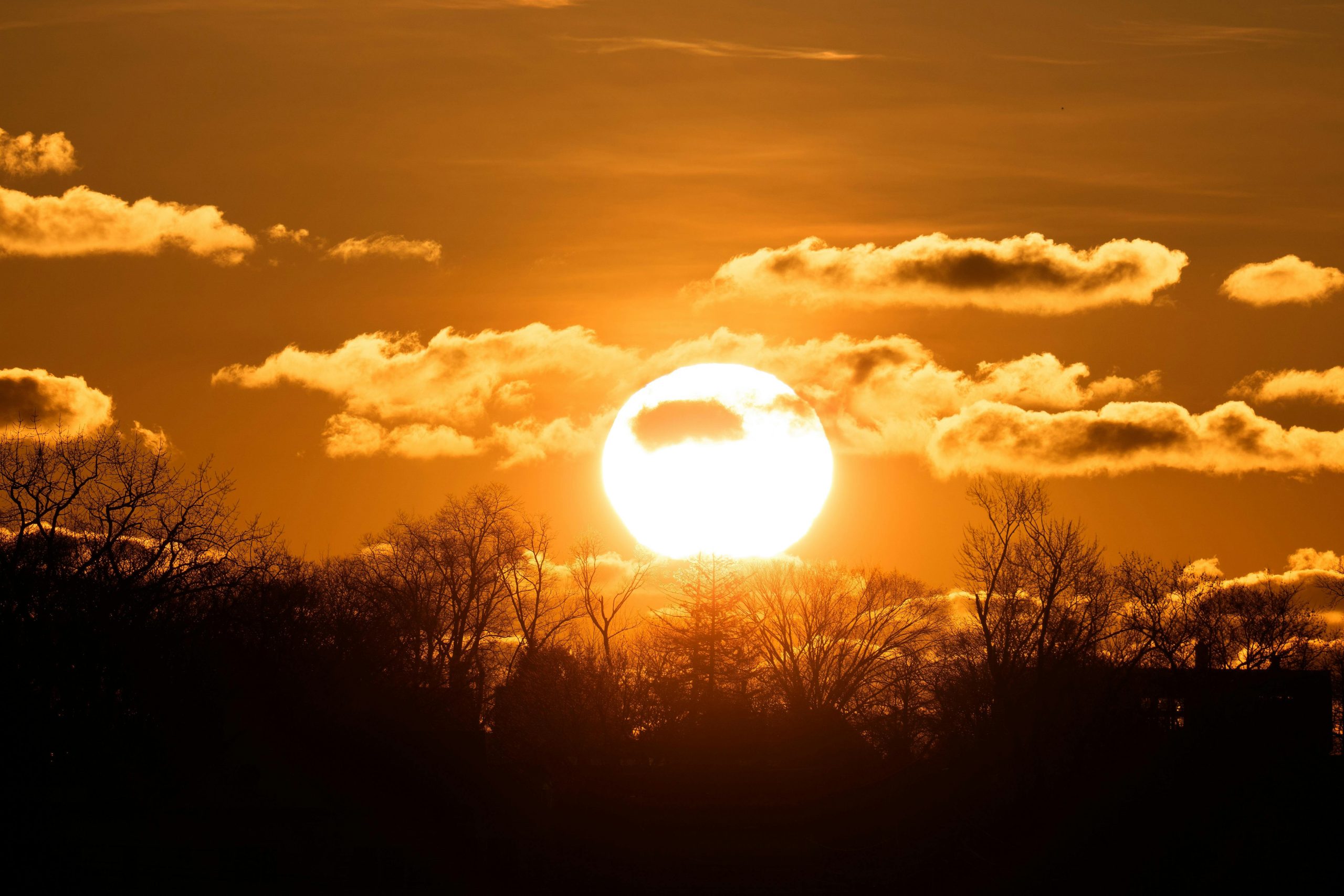 Antycyklon Uli nad Polską. Słoneczna pogoda, ale i arktyczny chłód 