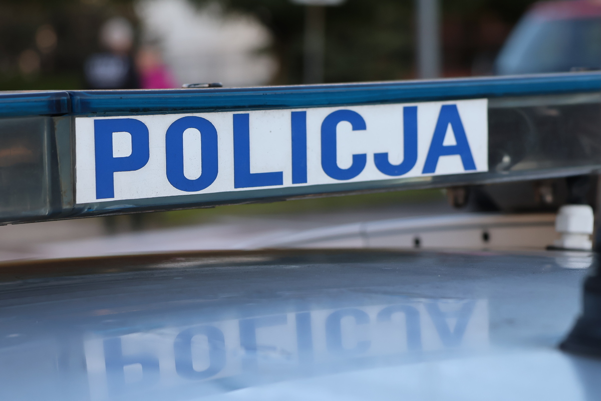 Uderzył BMW w betonowe ogrodzenie. Nie żyje 25-letni kierowca