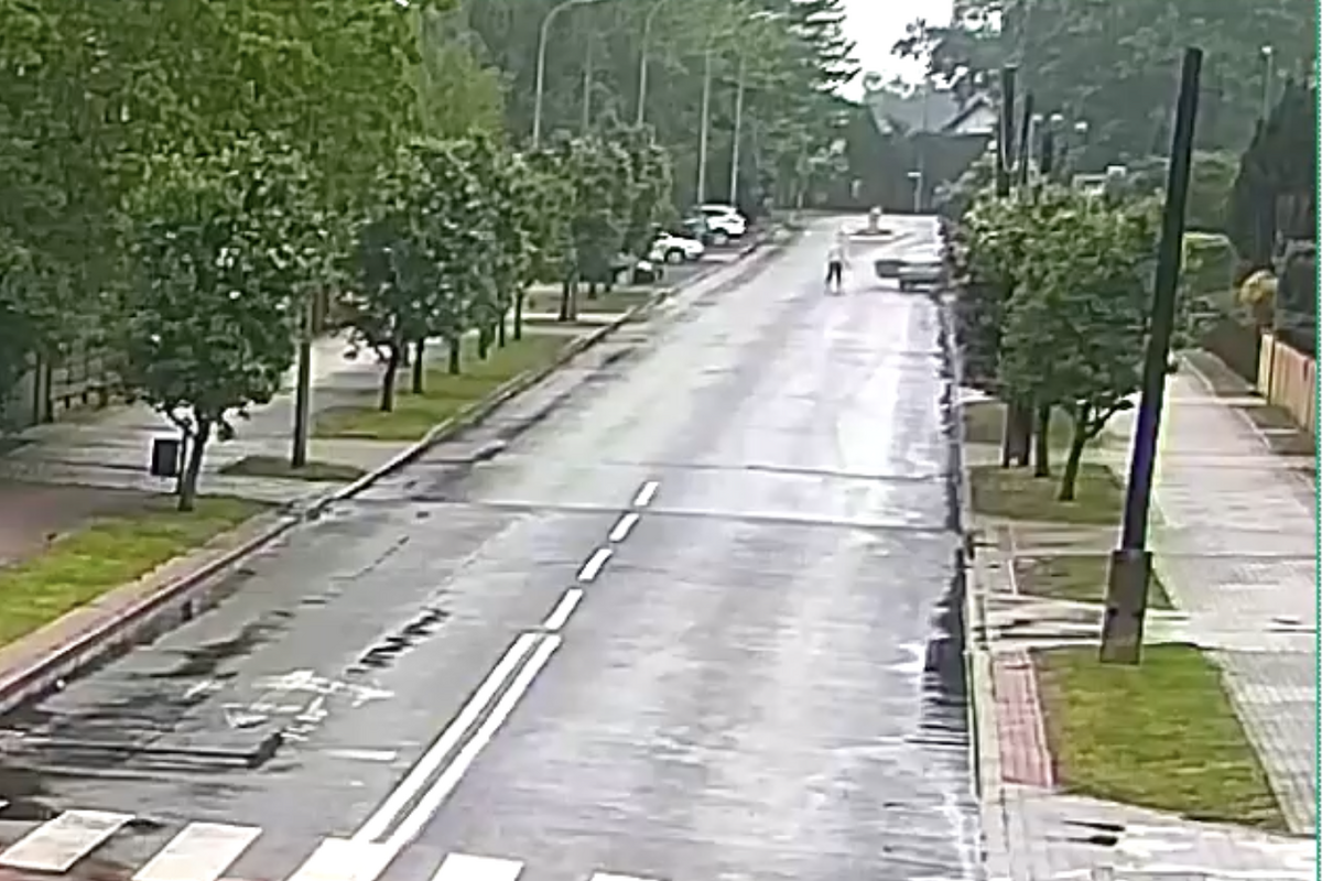 24-latek wysiadł z jadącego Mercedesa i uciekł! Samochód uderzył w ogrodzenie