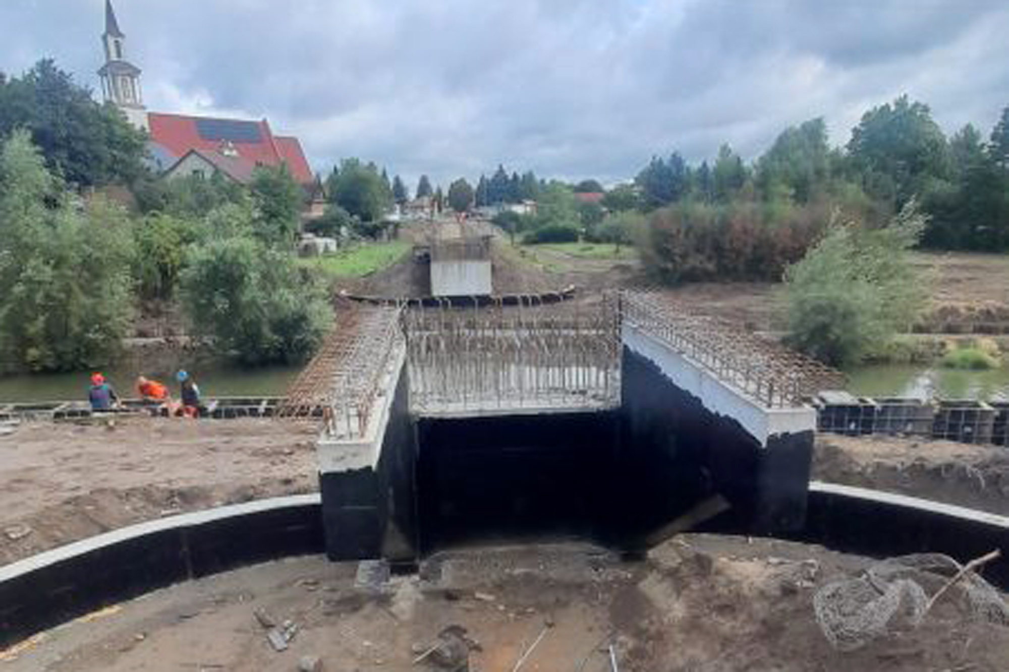 TO SIĘ CZYTA: Trwa budowa kładki nad rzeką Strug