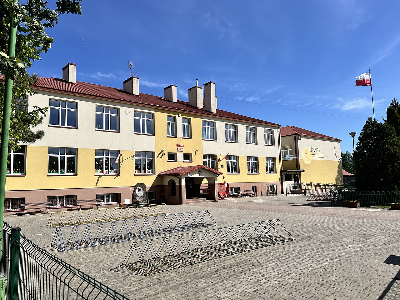 Służby badają powiązania ideologiczne po ataku nożownika w szkole pod Wyszkowem 